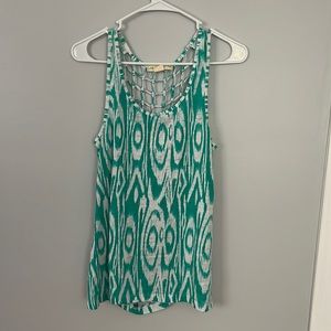 Fun summer shirt with open back.